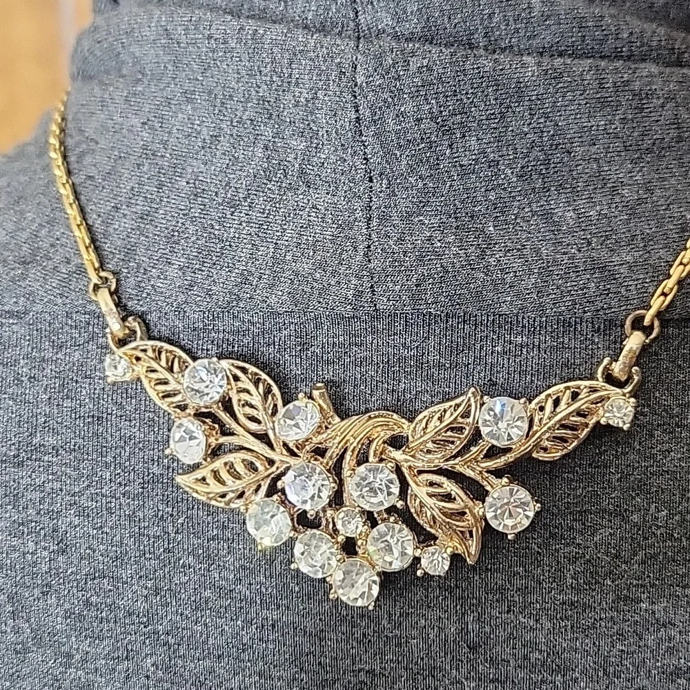 Vintage Rhinstone Gold Floral Bar Pendant Gold Chain Necklace